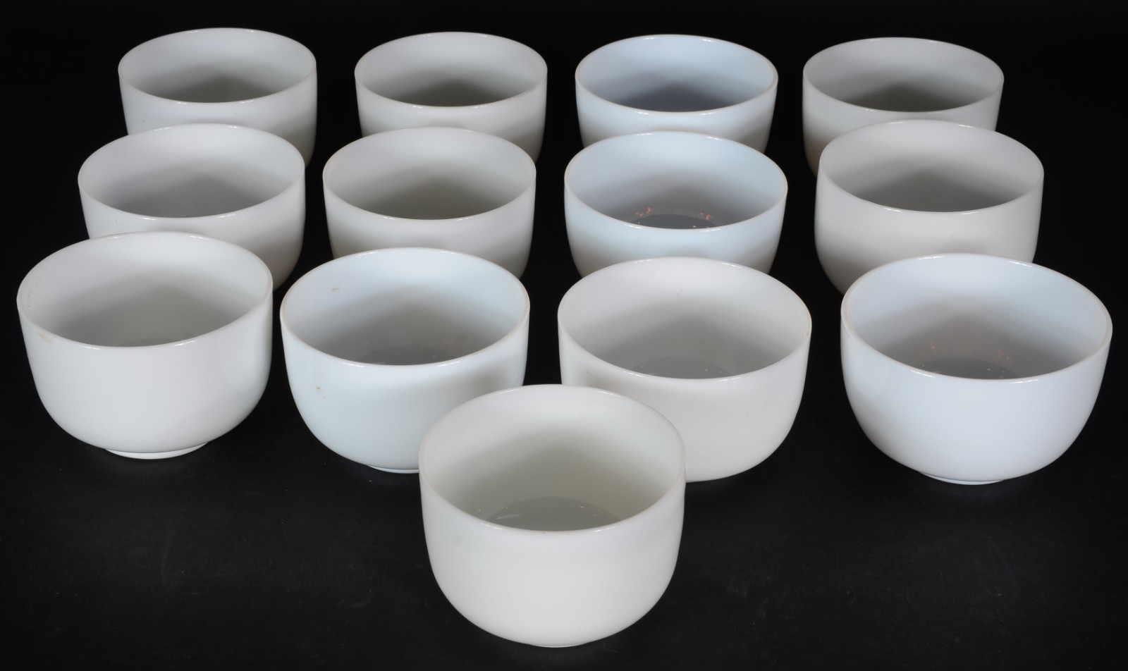 Conjunto com 13 bowls de opalina branca. - foto 1 de 5