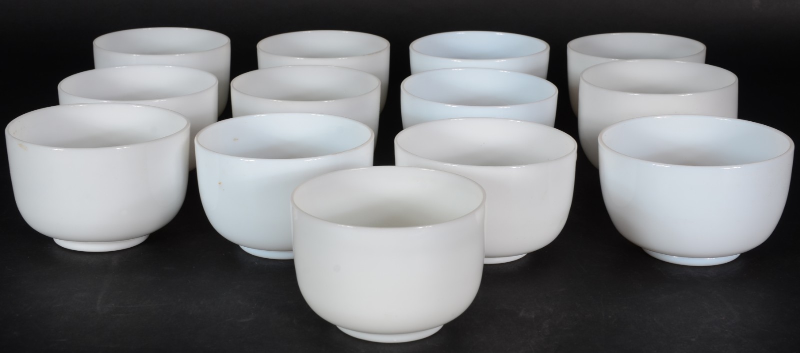 Conjunto com 13 bowls de opalina branca. - foto 2 de 5