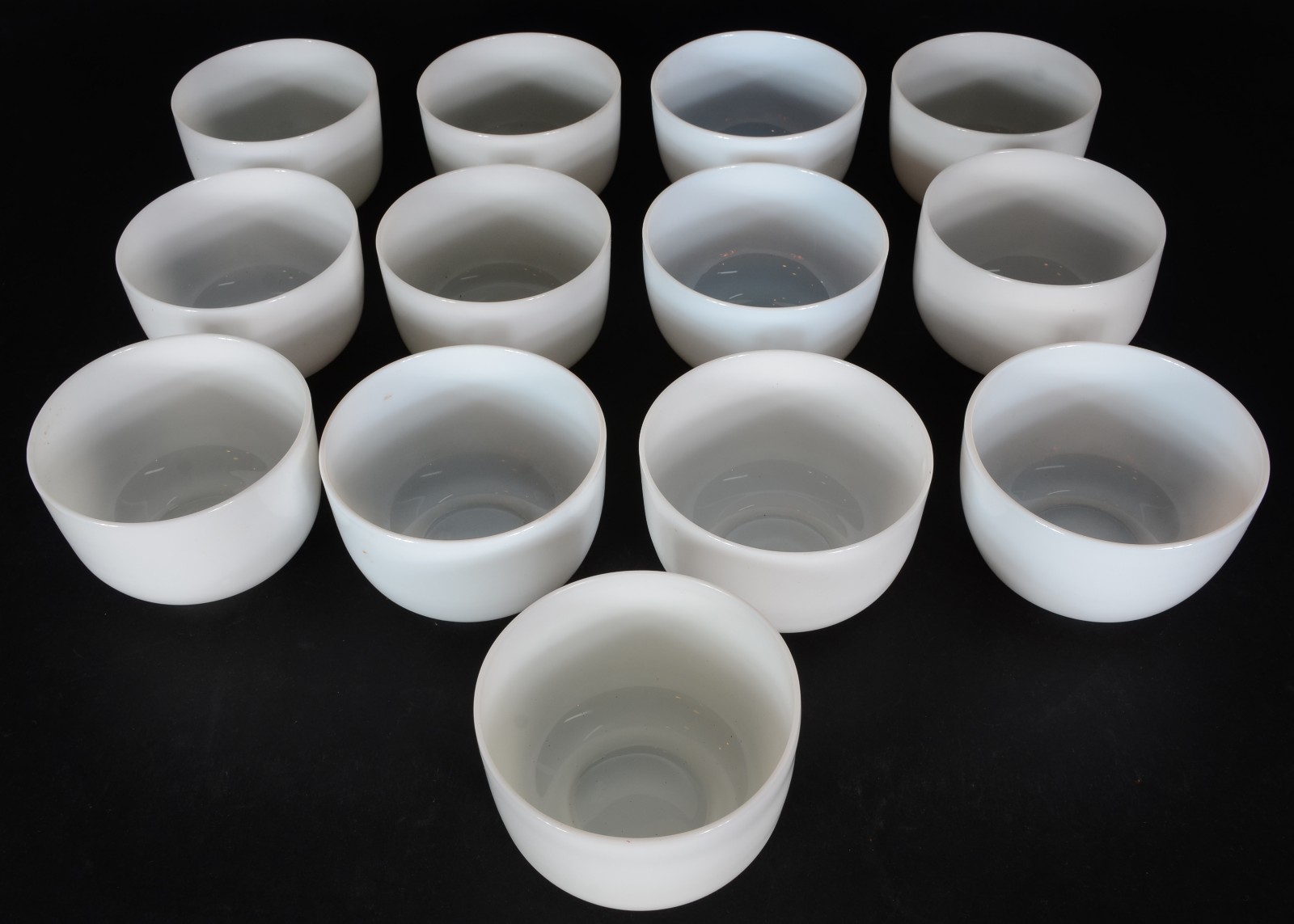 Conjunto com 13 bowls de opalina branca. - foto 3 de 5