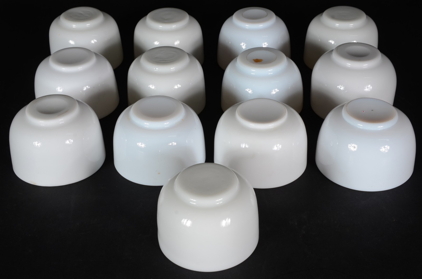 Conjunto com 13 bowls de opalina branca. - foto 4 de 5