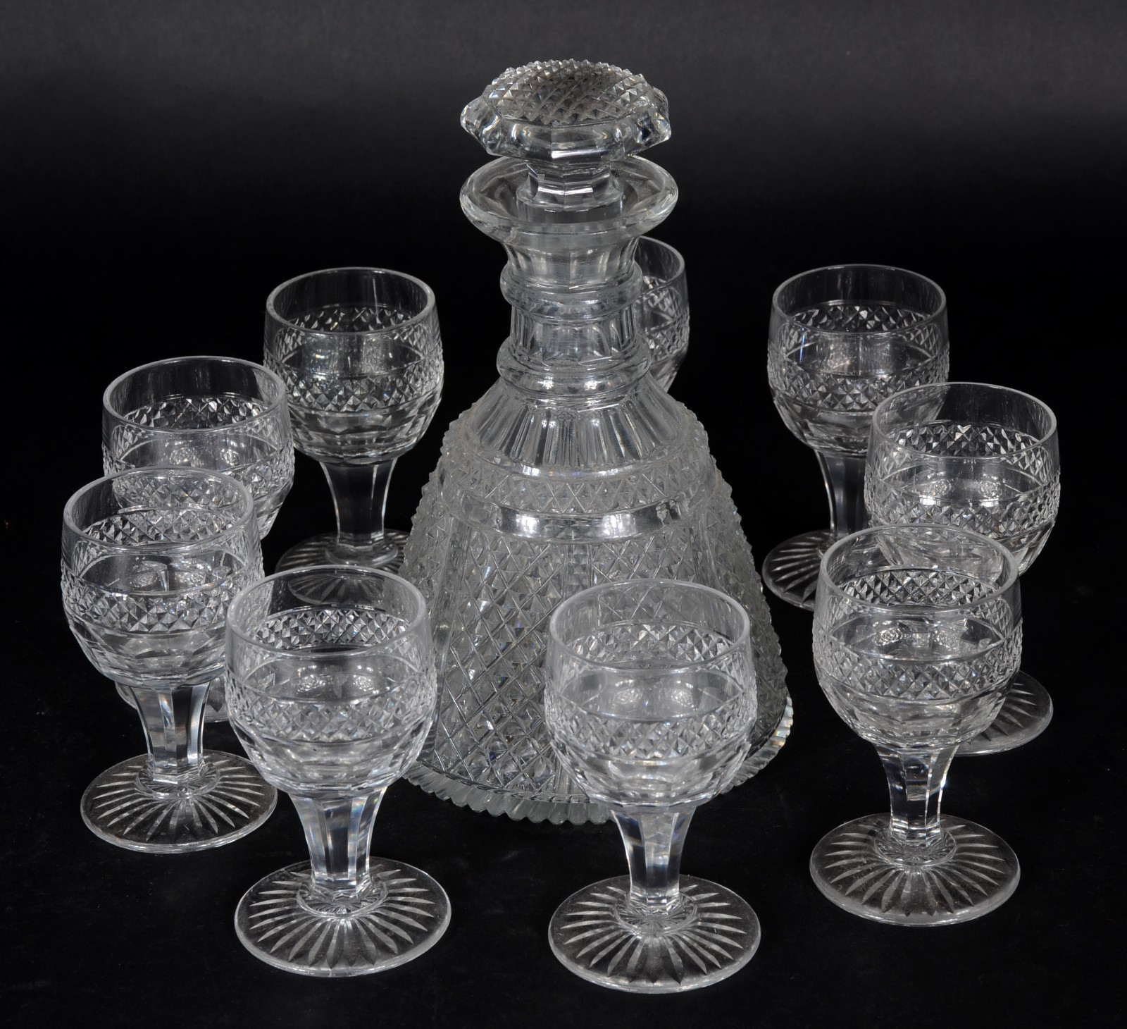 Conjunto de licor de cristal europeu lapidado, composto de garrafa e... - foto 1 de 8