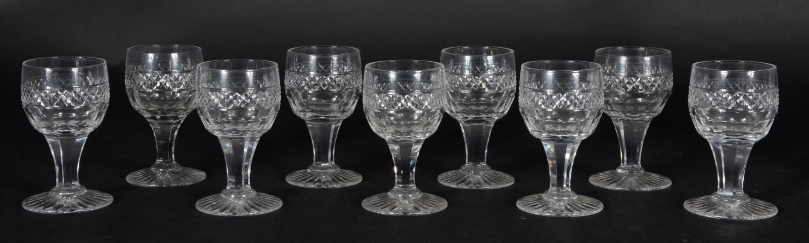 Conjunto de licor de cristal europeu lapidado, composto de garrafa e... - foto 2 de 8