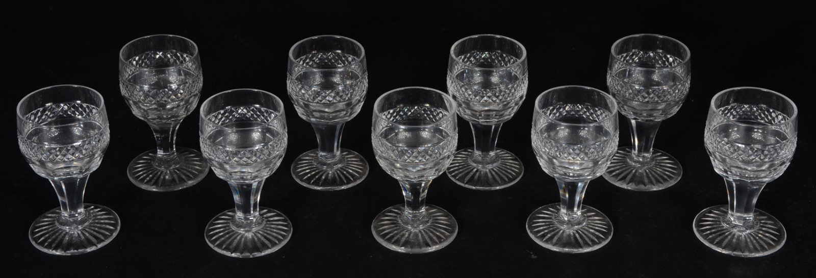 Conjunto de licor de cristal europeu lapidado, composto de garrafa e... - foto 3 de 8