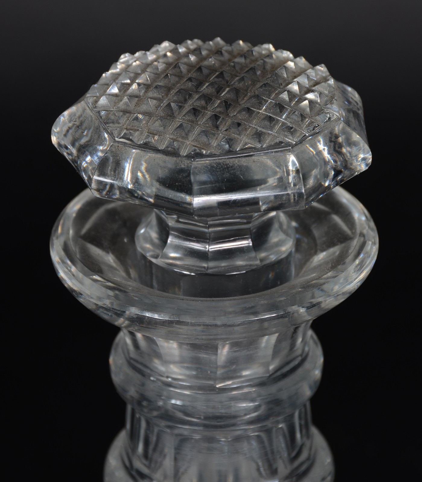 Conjunto de licor de cristal europeu lapidado, composto de garrafa e... - foto 5 de 8