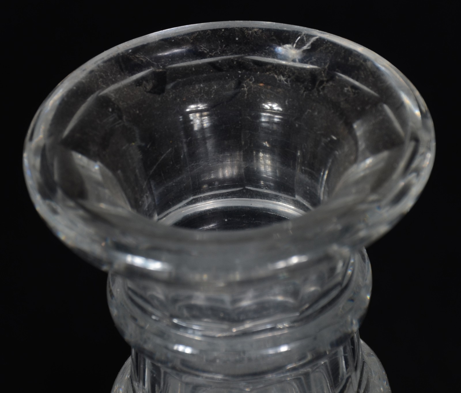 Conjunto de licor de cristal europeu lapidado, composto de garrafa e... - foto 6 de 8