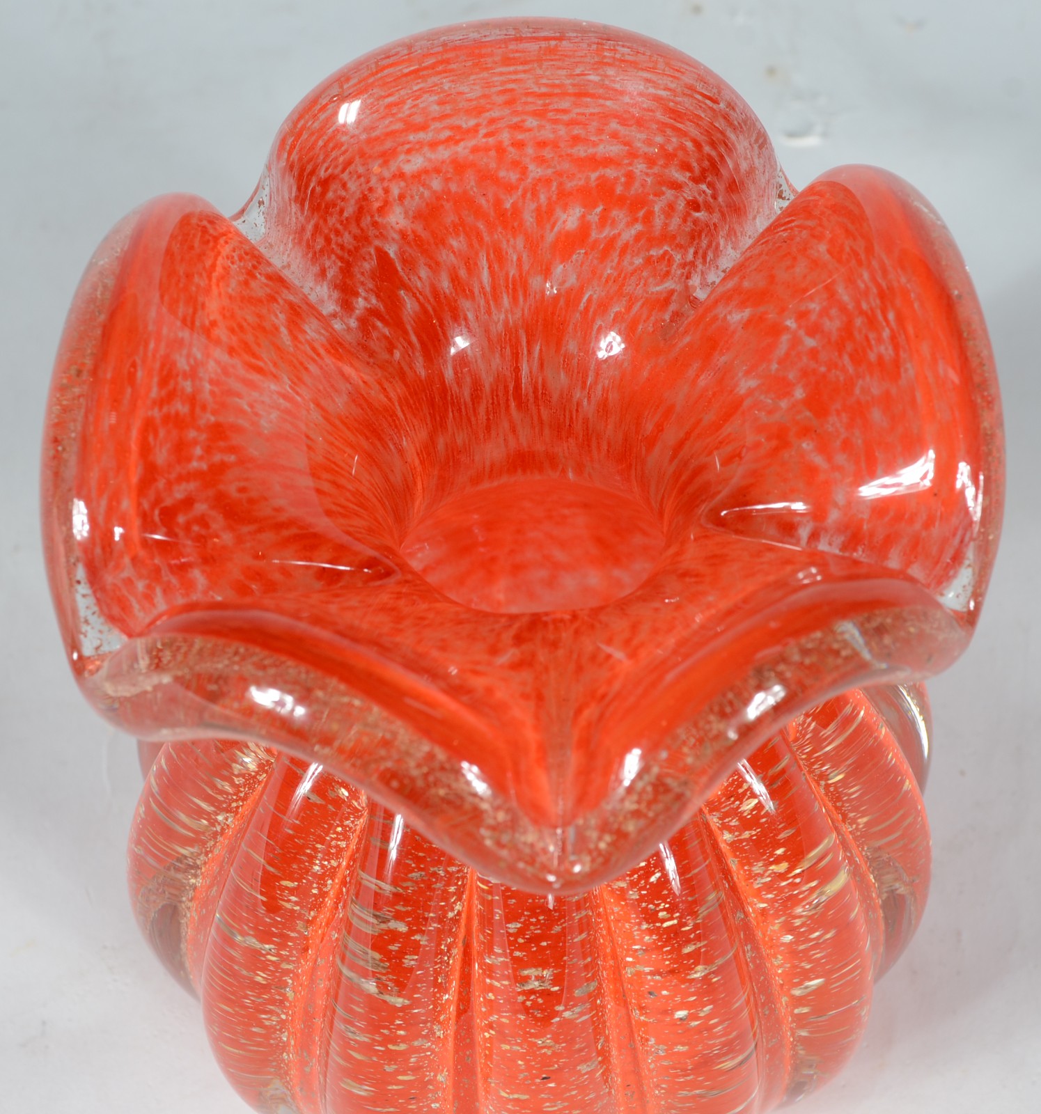 Vaso de vidro decorativo na cor laranja. - foto 3 de 4