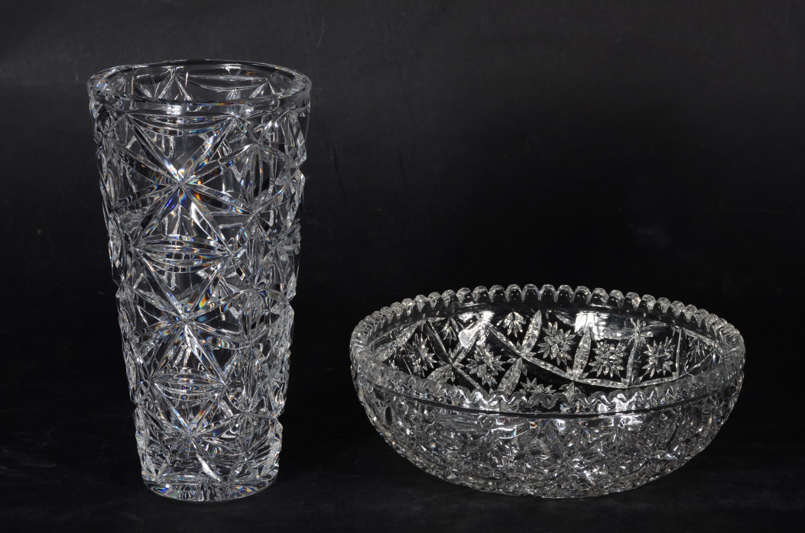 Duas peças de cristal lapidado, sendo: bowl com borda dentada e vaso... - foto 1 de 5
