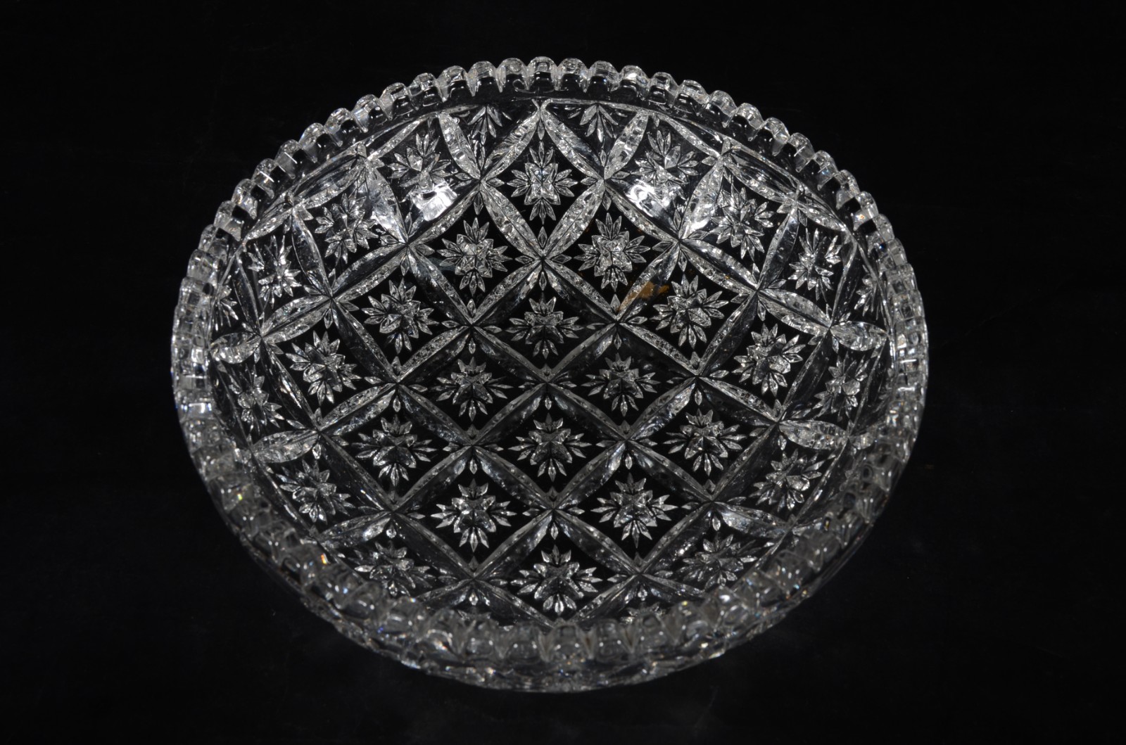 Duas peças de cristal lapidado, sendo: bowl com borda dentada e vaso... - foto 3 de 5