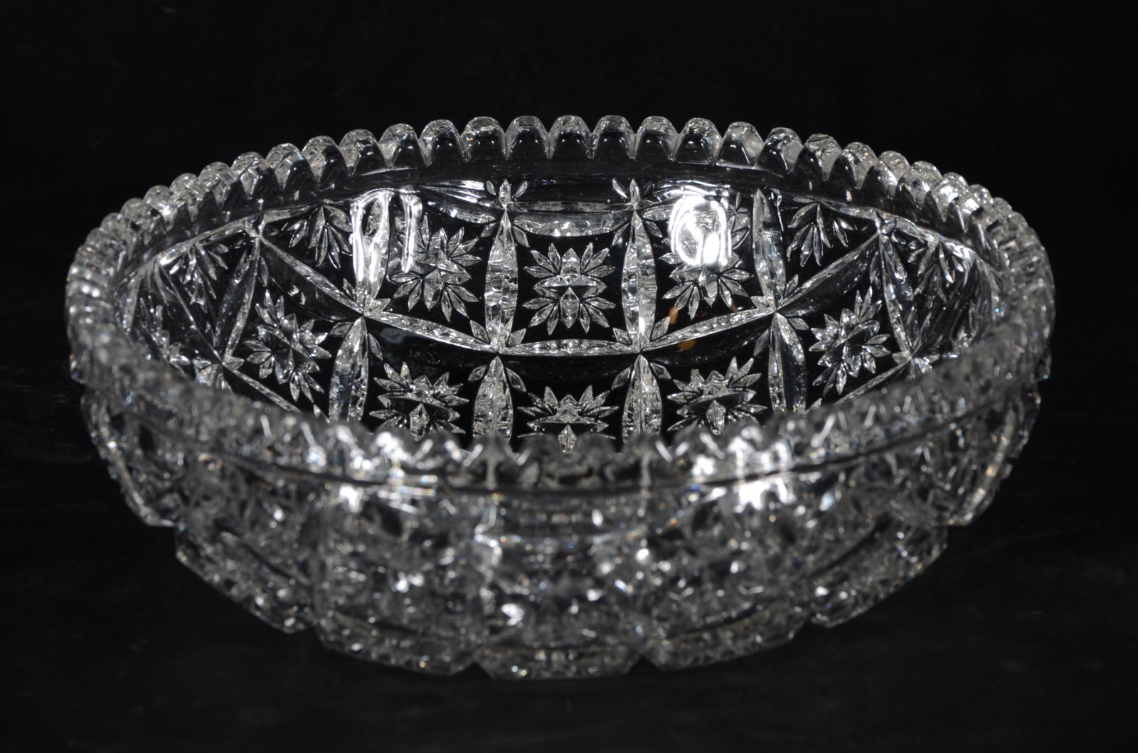 Duas peças de cristal lapidado, sendo: bowl com borda dentada e vaso... - foto 4 de 5