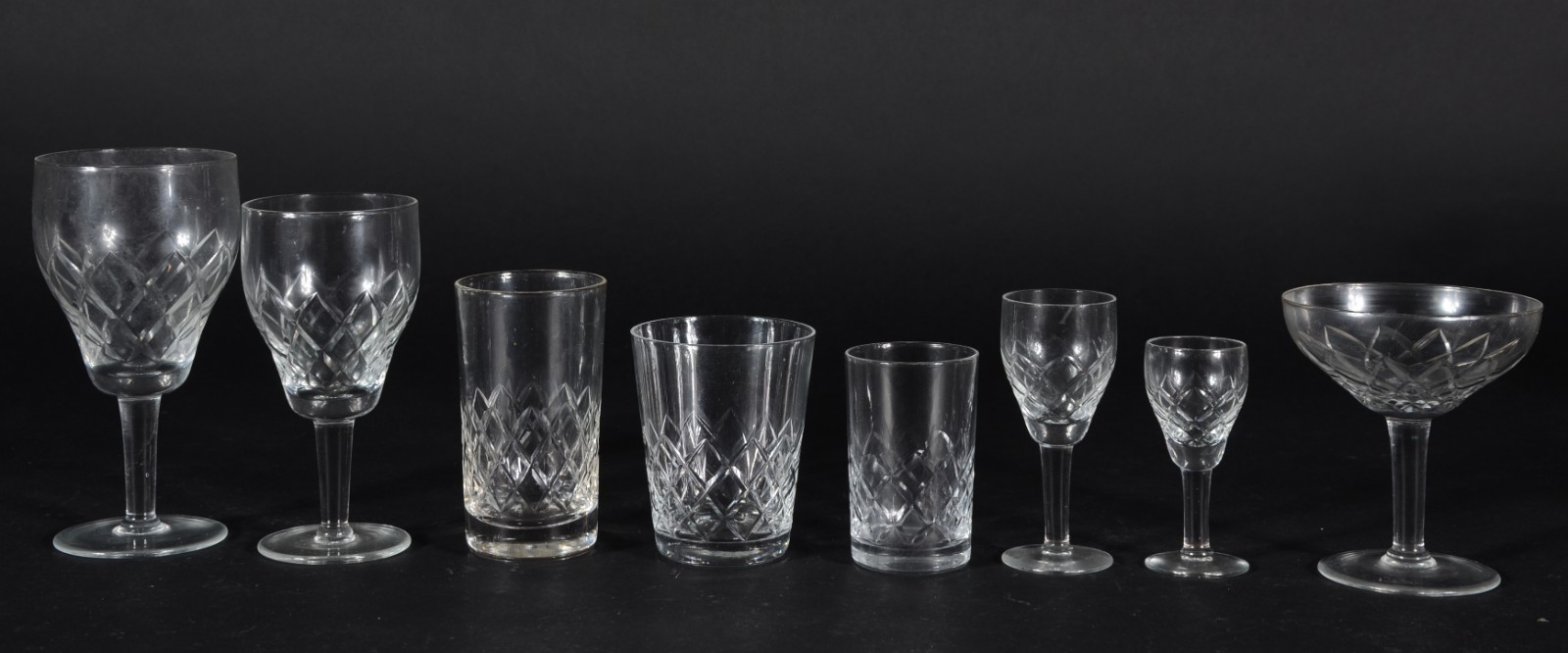 Serviço de cristal, composto de: 10 taças para vinho tinto, 15 para... - foto 2 de 5