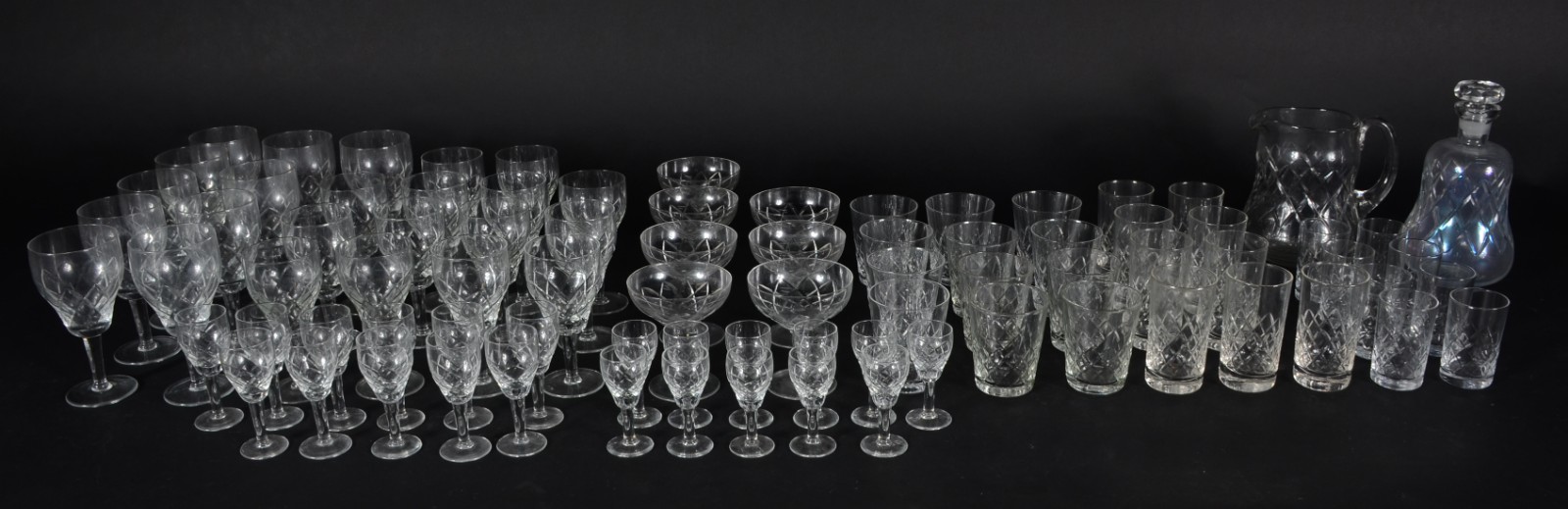 Serviço de cristal, composto de: 10 taças para vinho tinto, 15 para... - foto 1 de 5