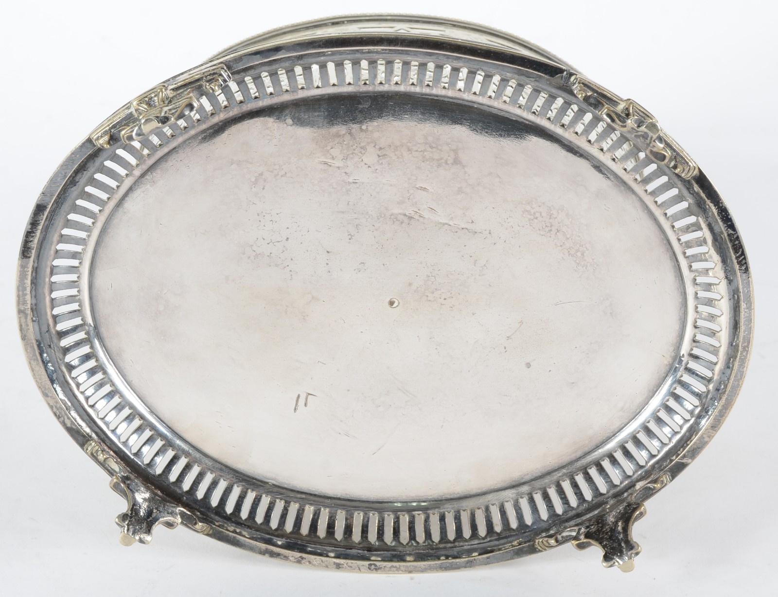Caixa de metal na forma oval, corpo trabalhado com vazados, tampa... - foto 7 de 8