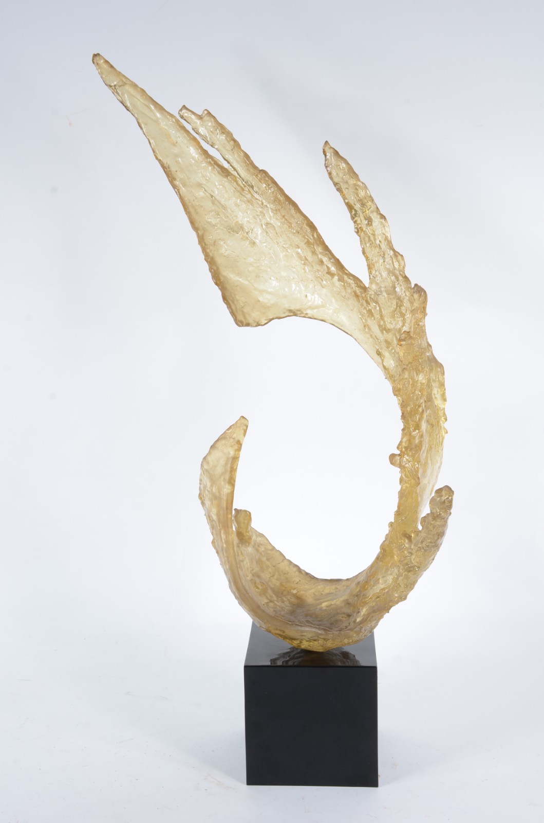 Escultura de resina com base de mármore. Assinada. - foto 4 de 5