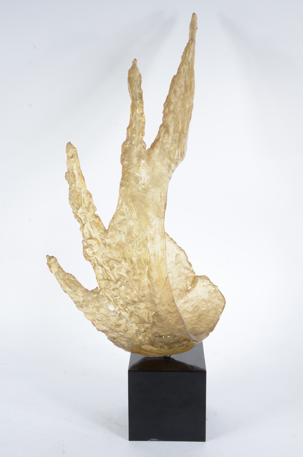 Escultura de resina com base de mármore. Assinada. - foto 2 de 5