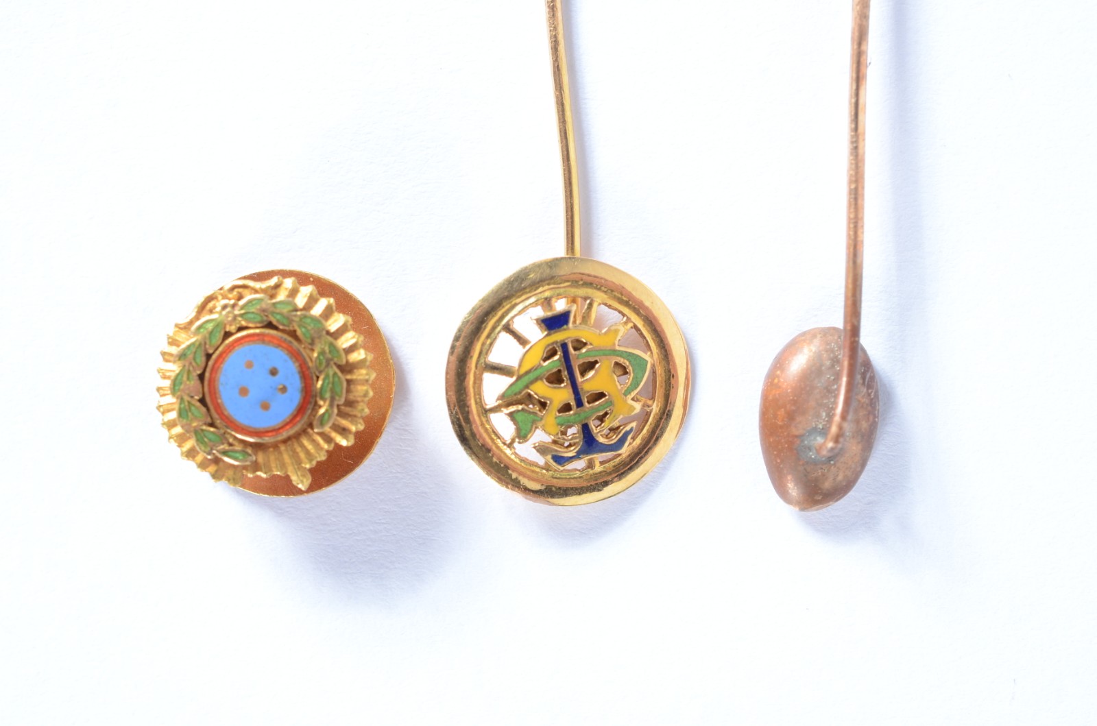 Três peças, sendo: dois alfinetes de ouro 18 k., e uma "medalha"... - foto 3 de 3