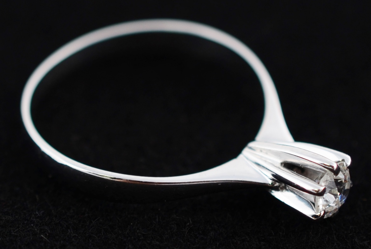 Anel solitário de ouro branco com aproximadamente 0.20 ct de...