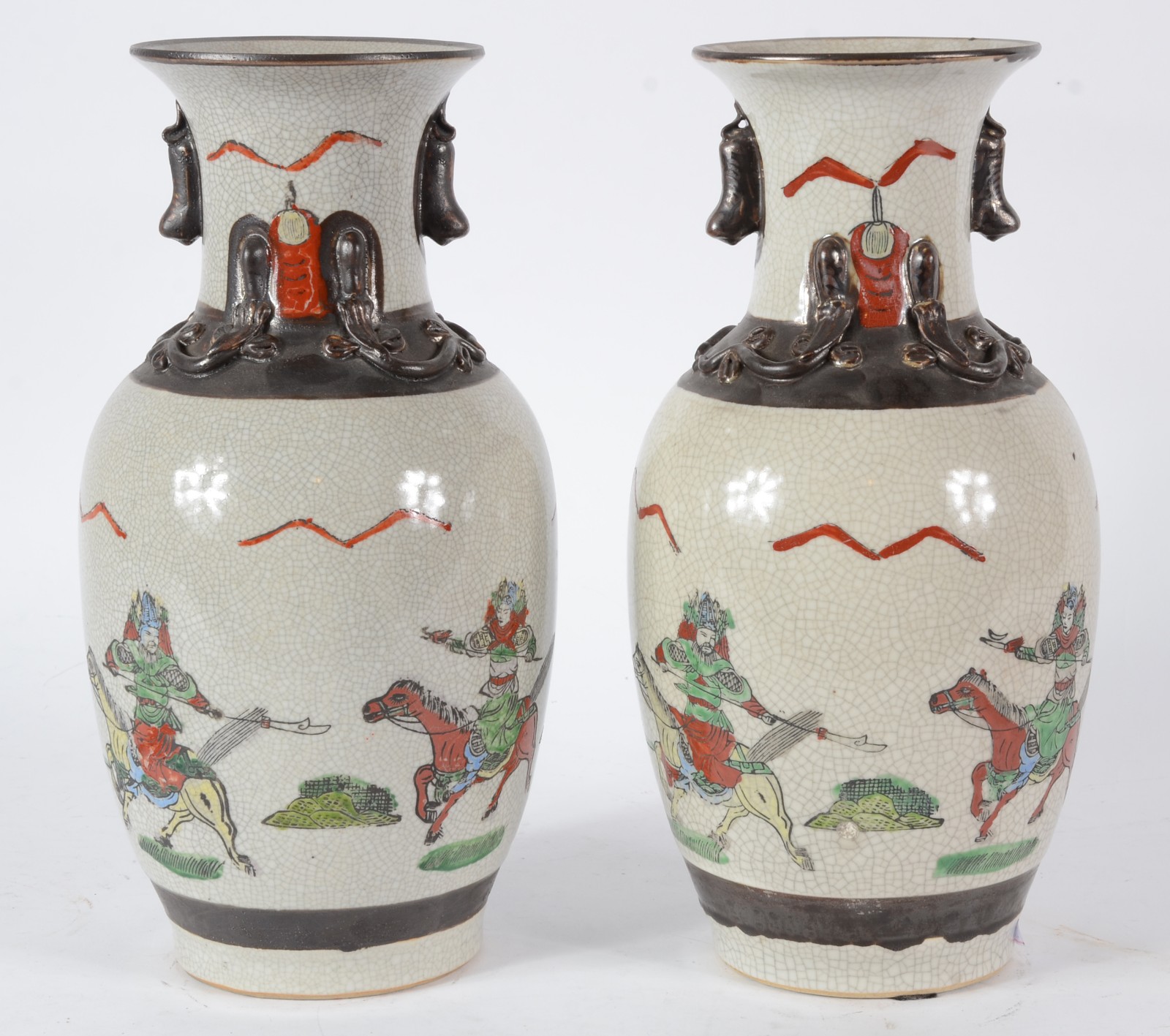 Par de vasos orientais de faiança craquelê, decorados com guerreiros... - foto 1 de 4
