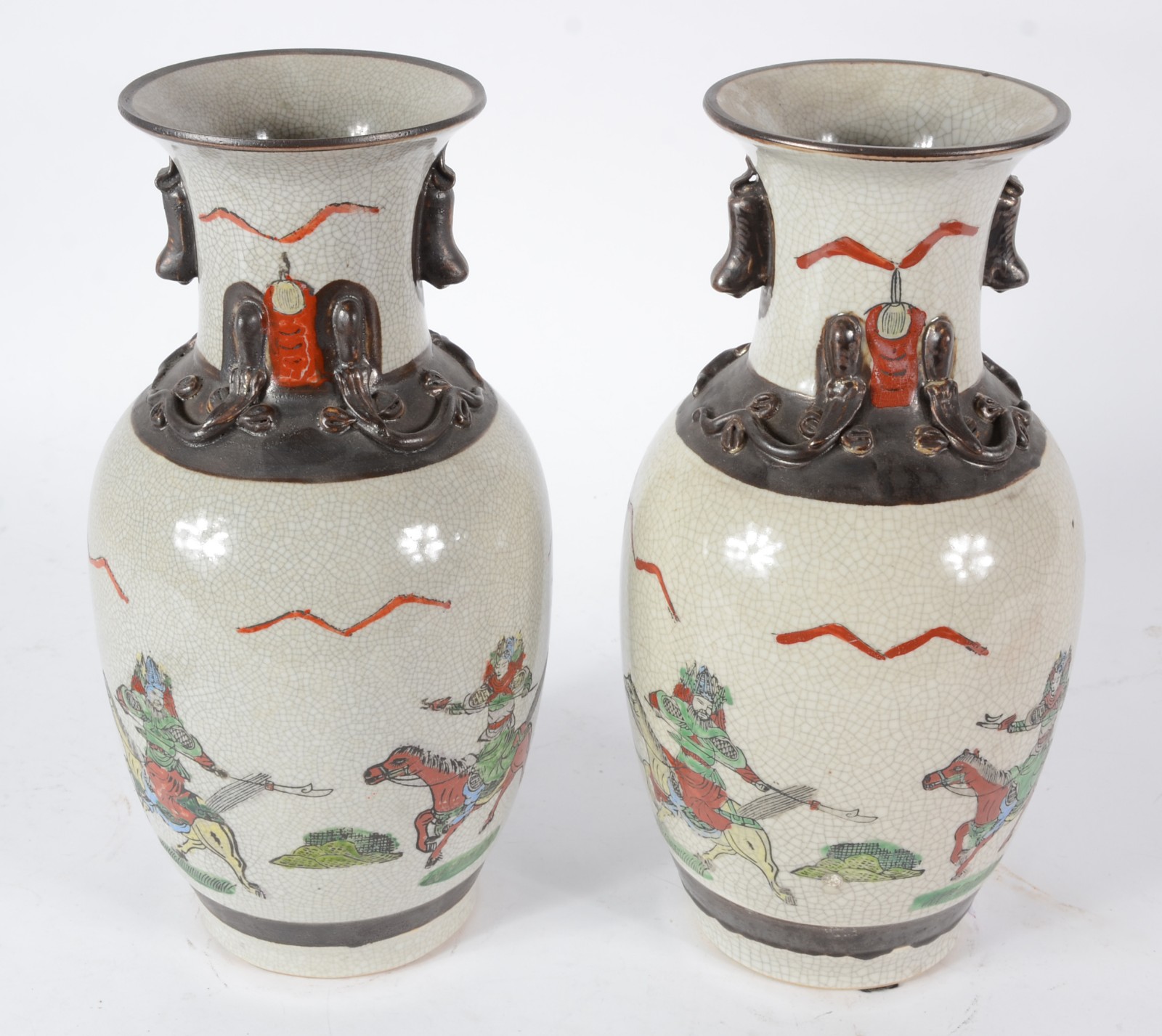 Par de vasos orientais de faiança craquelê, decorados com guerreiros... - foto 2 de 4
