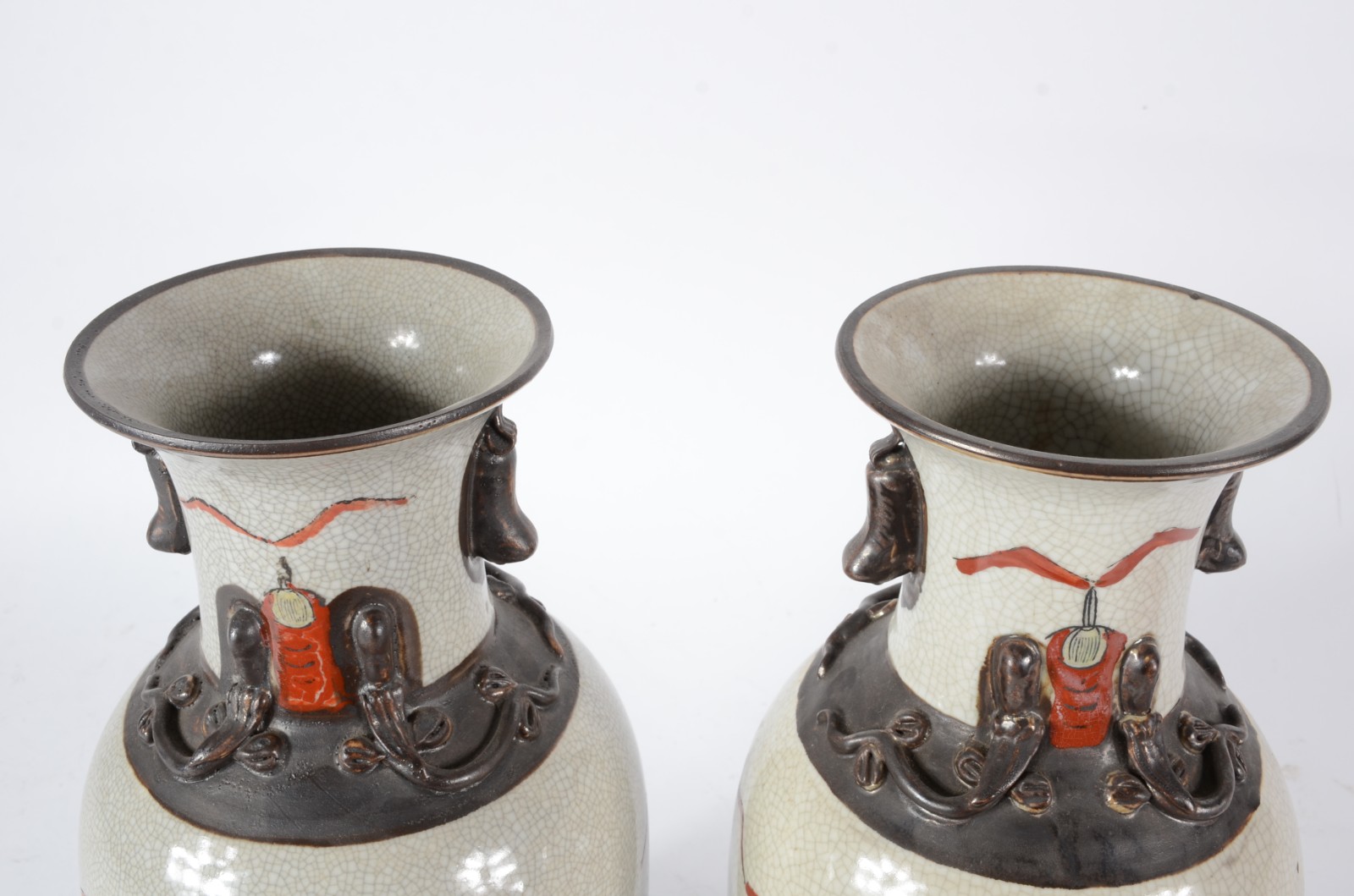 Par de vasos orientais de faiança craquelê, decorados com guerreiros... - foto 3 de 4