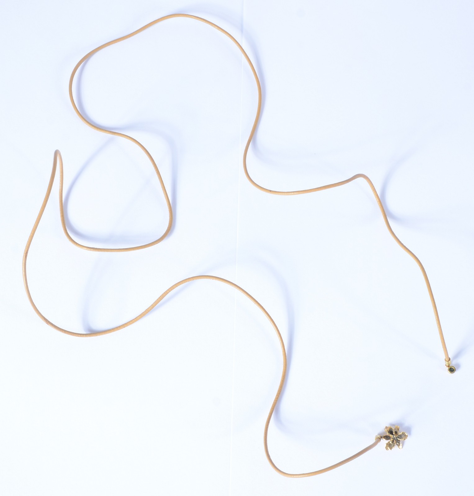 Colar de couro com pendente de ouro 18 k. Na caixa. - foto 1 de 4