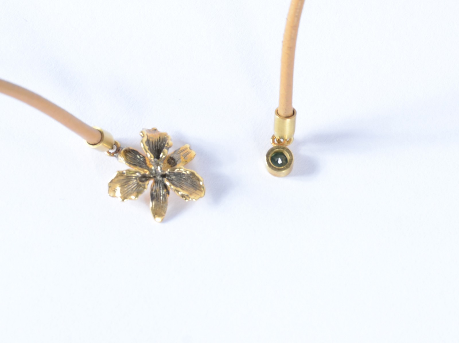 Colar de couro com pendente de ouro 18 k. Na caixa. - foto 2 de 4