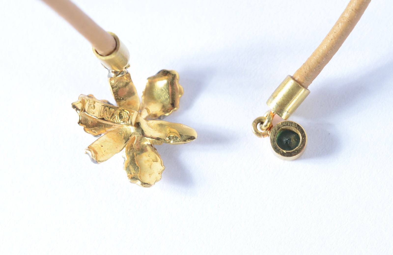 Colar de couro com pendente de ouro 18 k. Na caixa. - foto 3 de 4