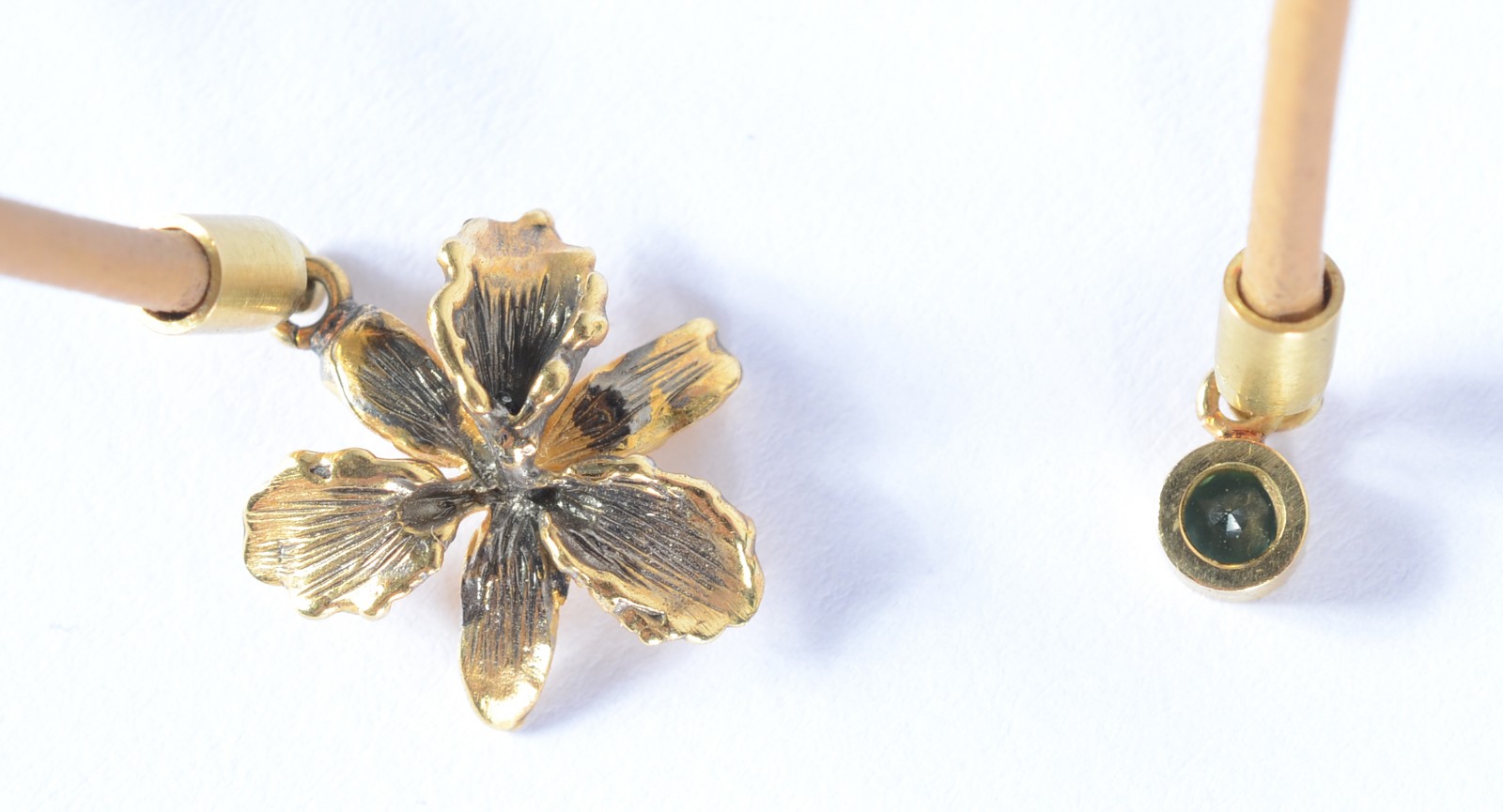 Colar de couro com pendente de ouro 18 k. Na caixa. - foto 4 de 4
