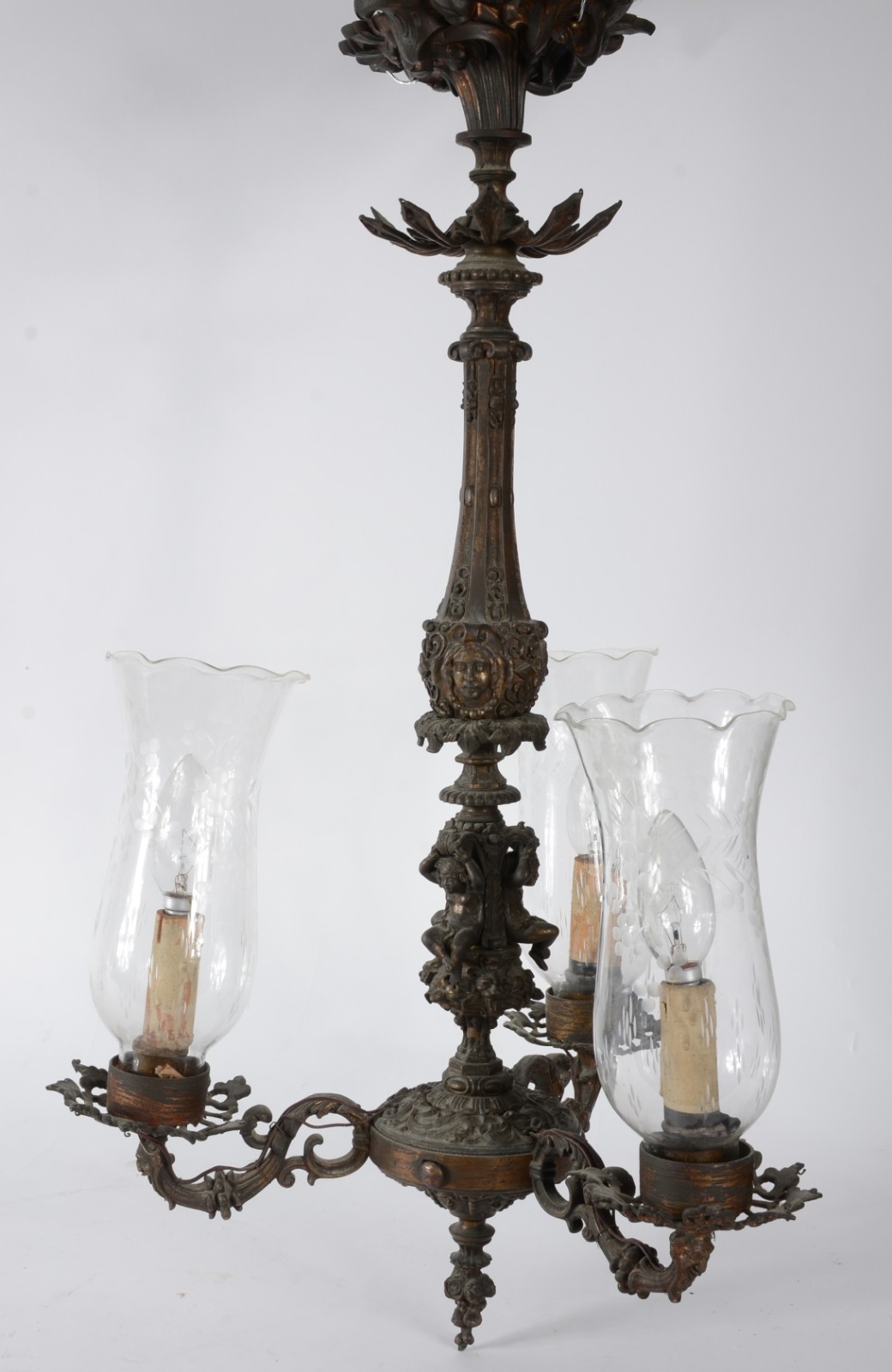 Lustre para 3 luzes de metal, mangas de vidro. - foto 1 de 4