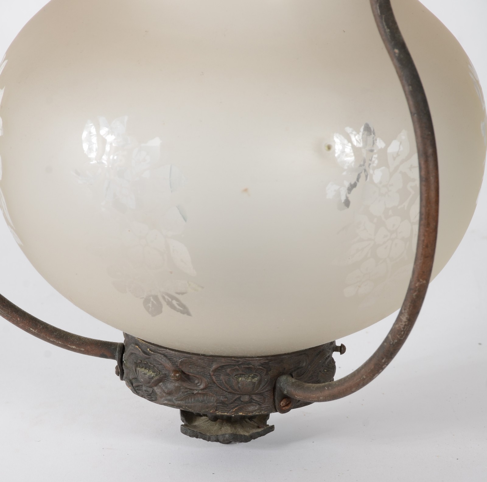 Lanterna de teto de metal com globo de vidro fosco e flores polidas. - foto 4 de 4