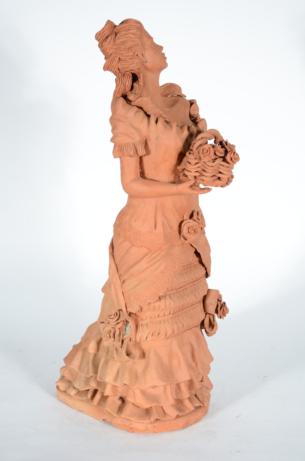 Escultura de barro cozido representando figura feminina com cesto de... - foto 1 de 7