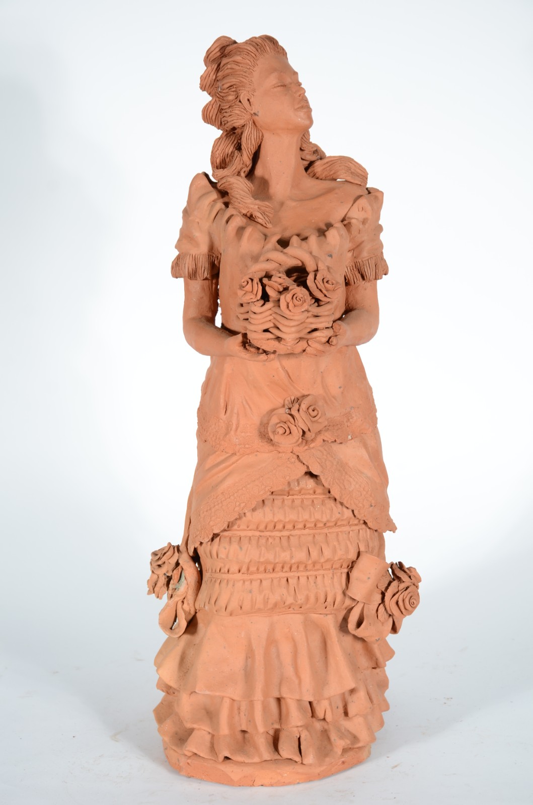 Escultura de barro cozido representando figura feminina com cesto de... - foto 2 de 7