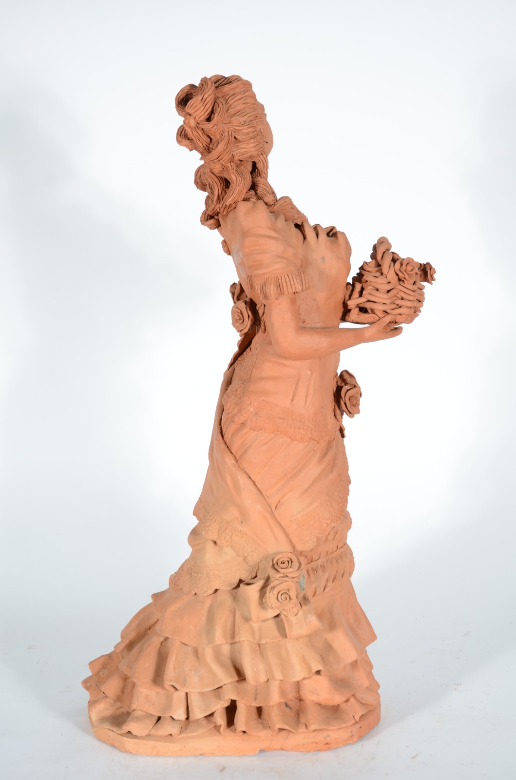 Escultura de barro cozido representando figura feminina com cesto de... - foto 3 de 7