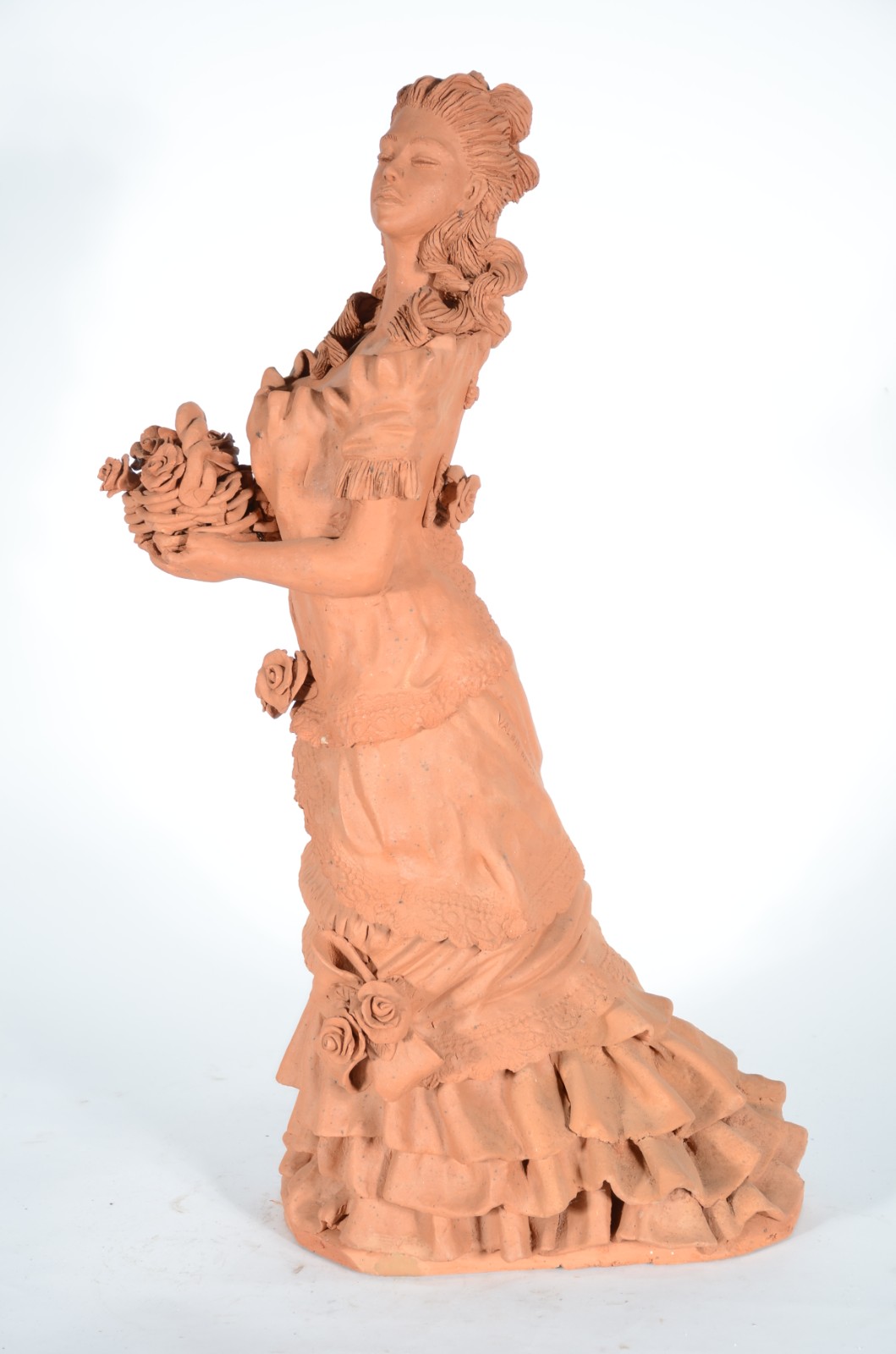 Escultura de barro cozido representando figura feminina com cesto de... - foto 4 de 7