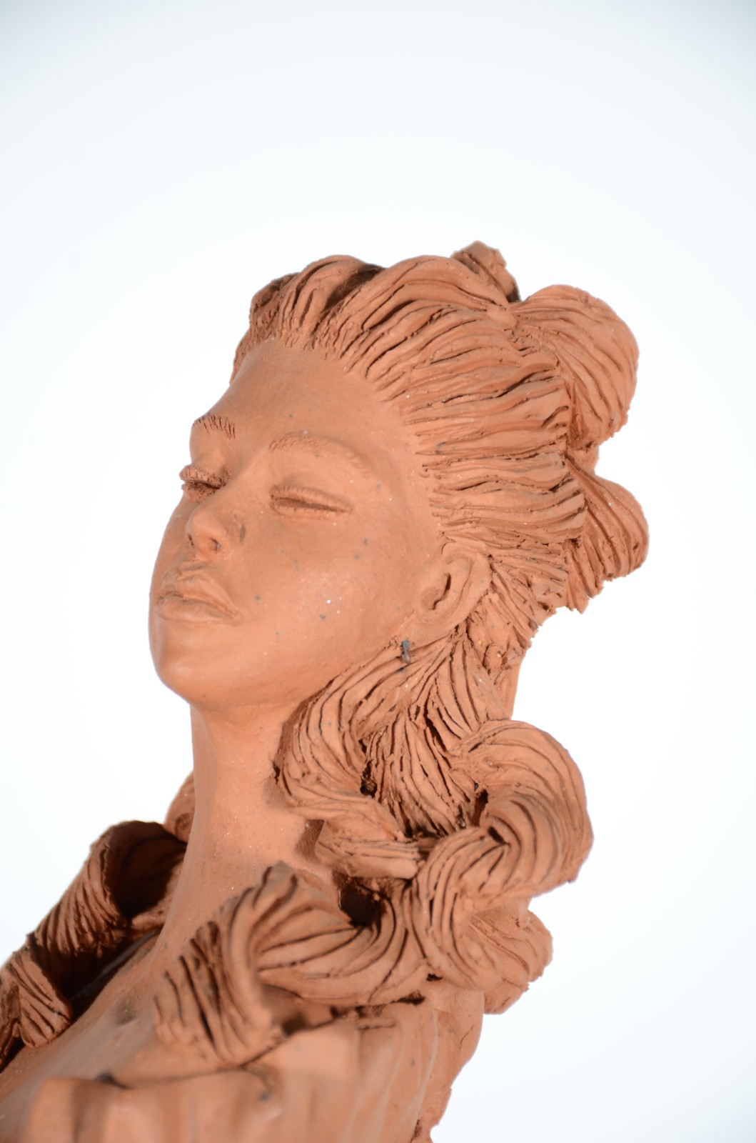 Escultura de barro cozido representando figura feminina com cesto de... - foto 5 de 7