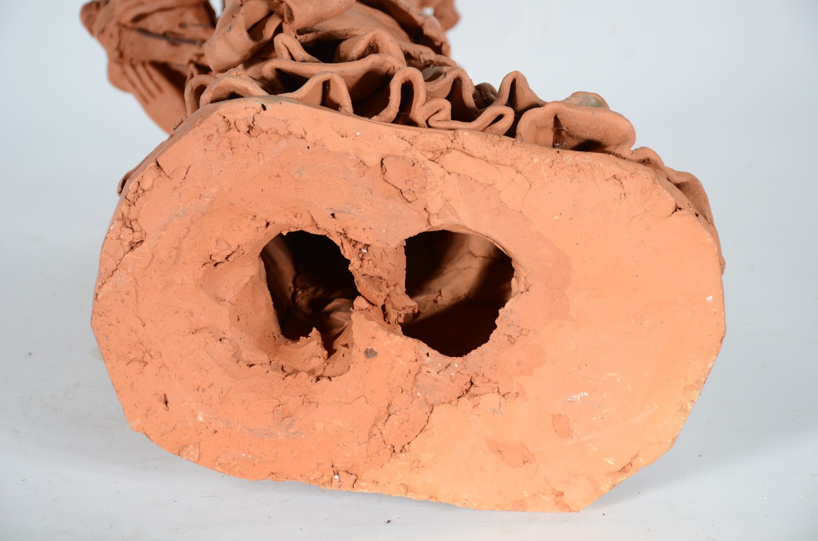 Escultura de barro cozido representando figura feminina com cesto de... - foto 6 de 7