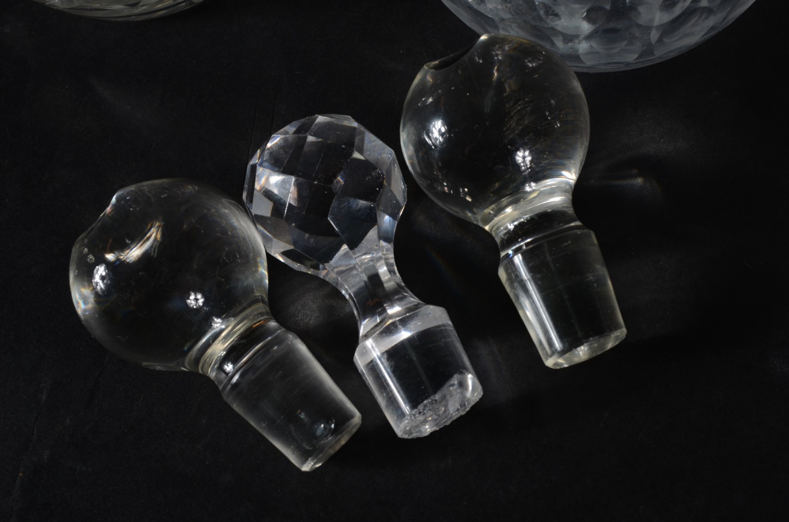 Três garrafas de cristal lapidado. Uma mofada e uma tampa com... - foto 6 de 8