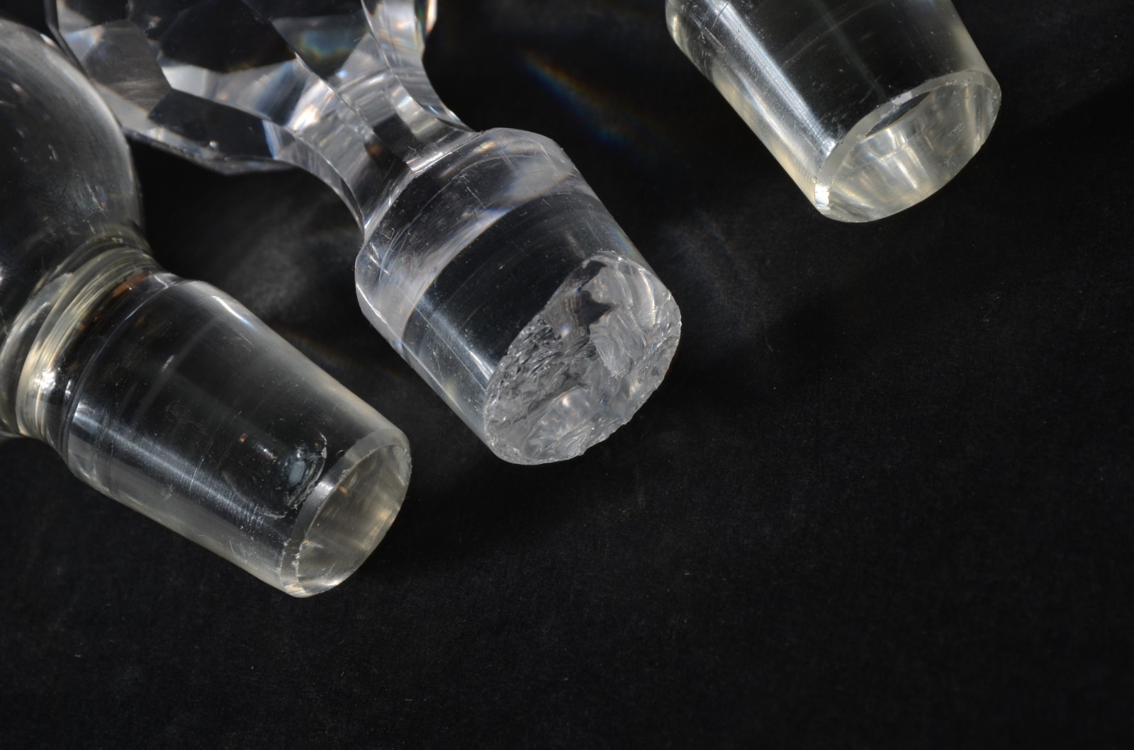 Três garrafas de cristal lapidado. Uma mofada e uma tampa com... - foto 8 de 8