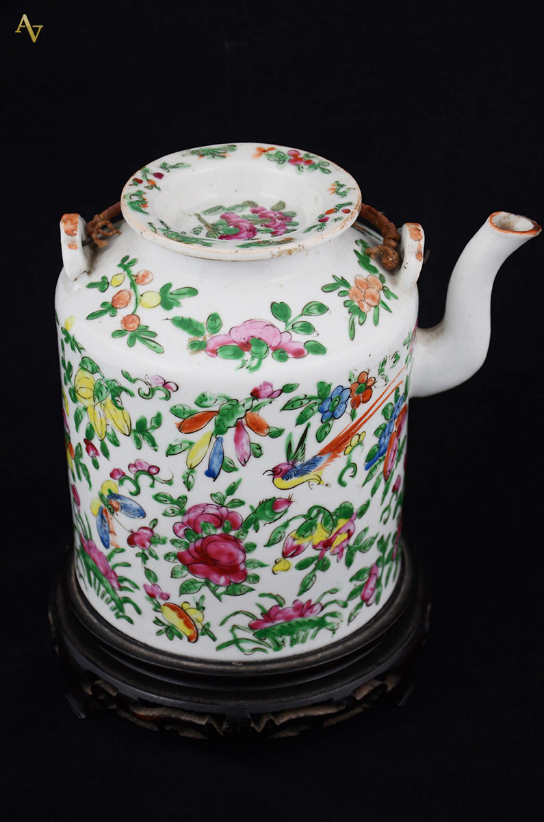 Bule chinês de porcelana decorado com flores e aves com peanha de...