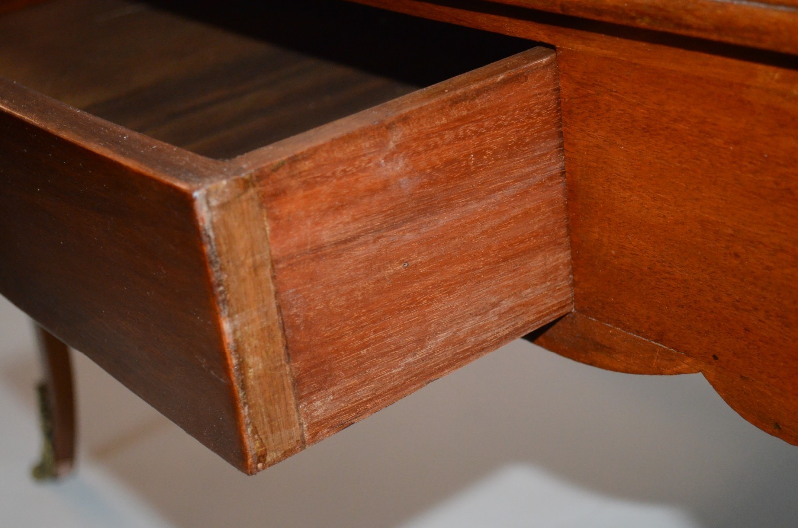 Mesa para escrita de madeira nobre , uma gaveta, pernas ligeiramente... - foto 5 de 5