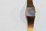 AUDEMARS PIGUET,  - Relógio masculino de ouro 18 k., marca suíça Audemar Piguet, mostrador com algarismos romanos sobre fundo preto. Mostrador medindo 2,00 x 2,20 cm. No 