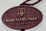AUDEMARS PIGUET,  - Relógio masculino de ouro 18 k., marca suíça Audemar Piguet, mostrador com algarismos romanos sobre fundo preto. Mostrador medindo 2,00 x 2,20 cm. No 