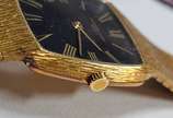 AUDEMARS PIGUET,  - Relógio masculino de ouro 18 k., marca suíça Audemar Piguet, mostrador com algarismos romanos sobre fundo preto. Mostrador medindo 2,00 x 2,20 cm. No 