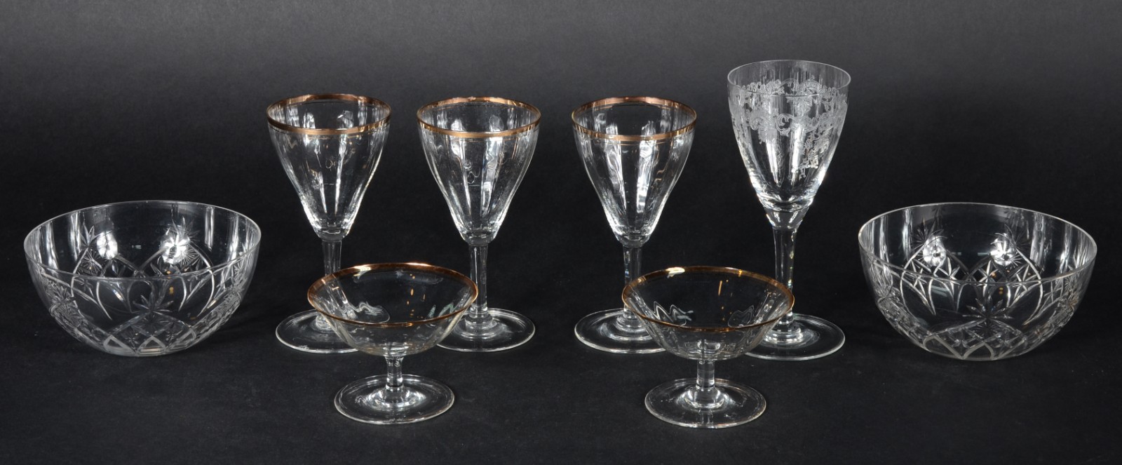 Diversas peças de cristal, sendo: taça para vinho de cristal lavrado... - foto 2 de 6