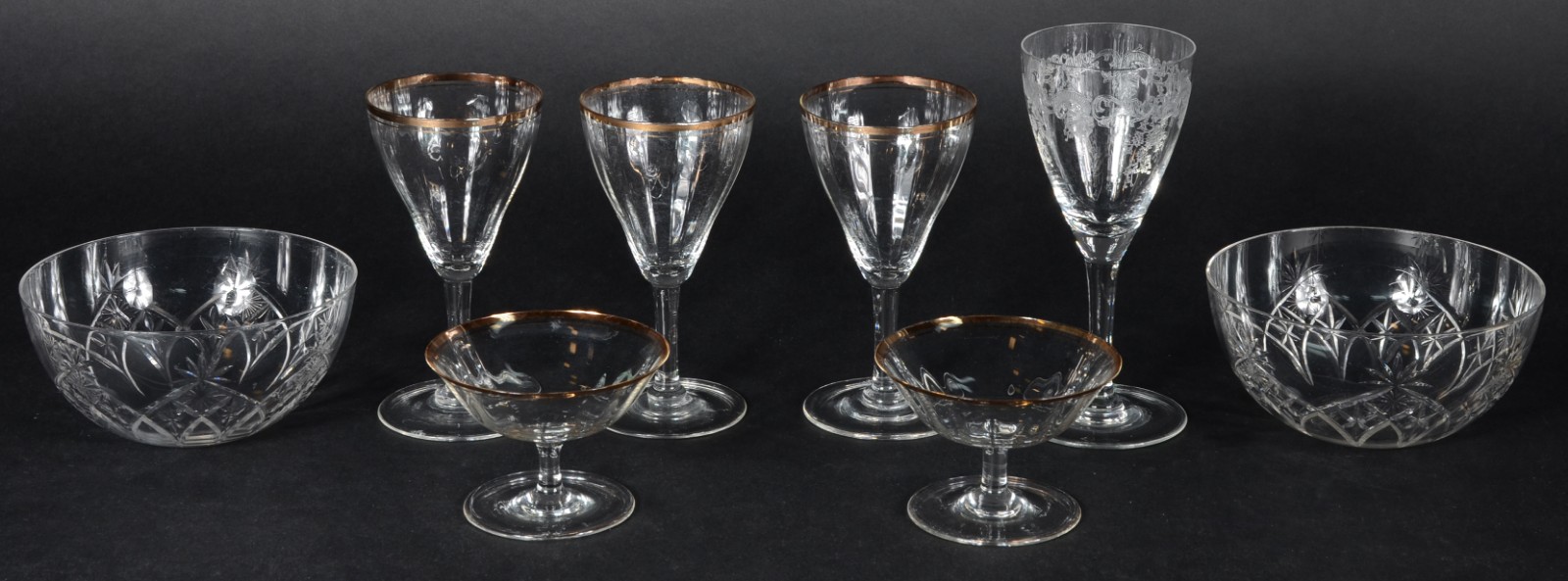 Diversas peças de cristal, sendo: taça para vinho de cristal lavrado... - foto 1 de 6
