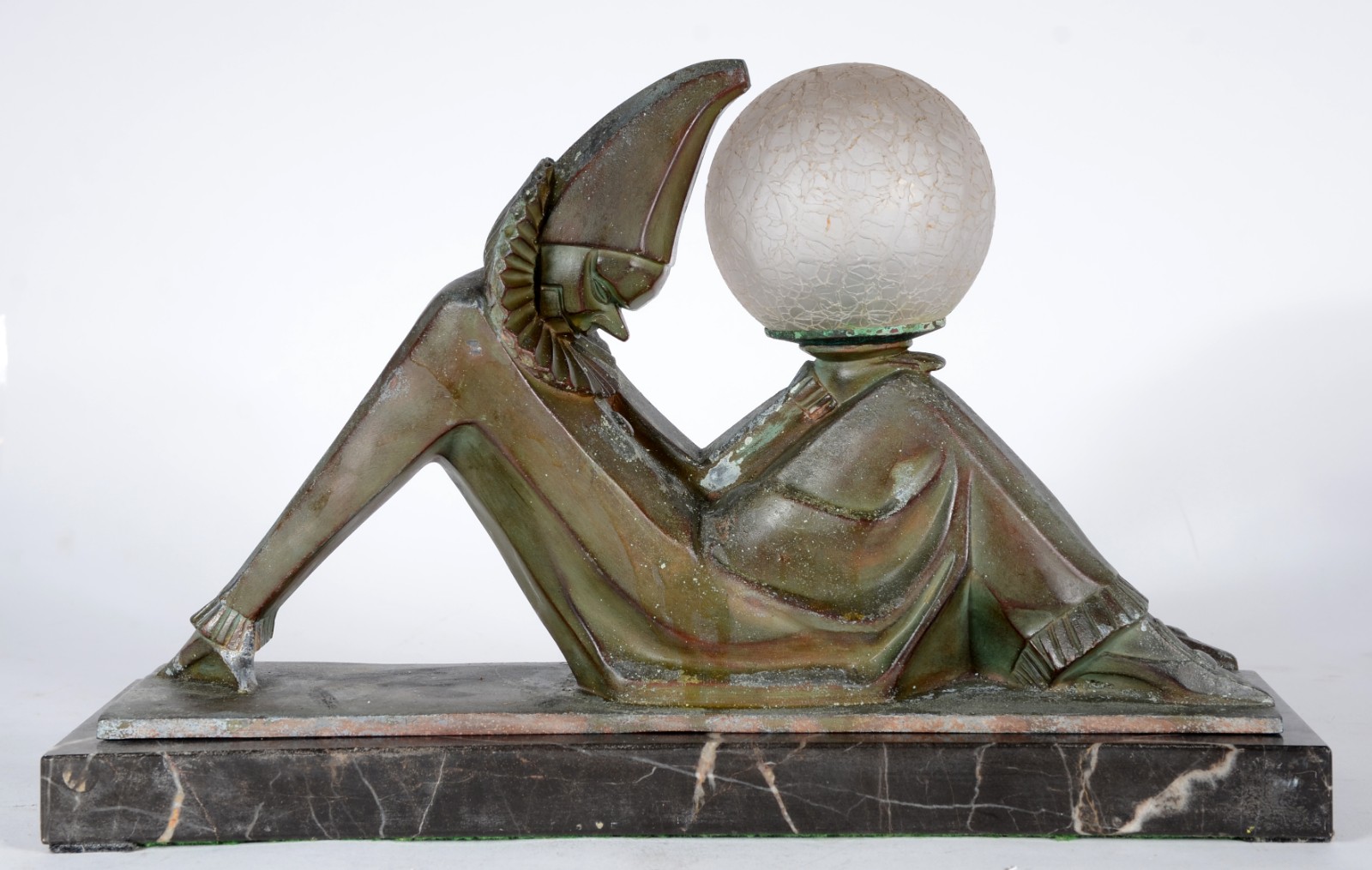 Escultura de metal Art Deco representando Pierrot com manga na forma... - foto 2 de 4