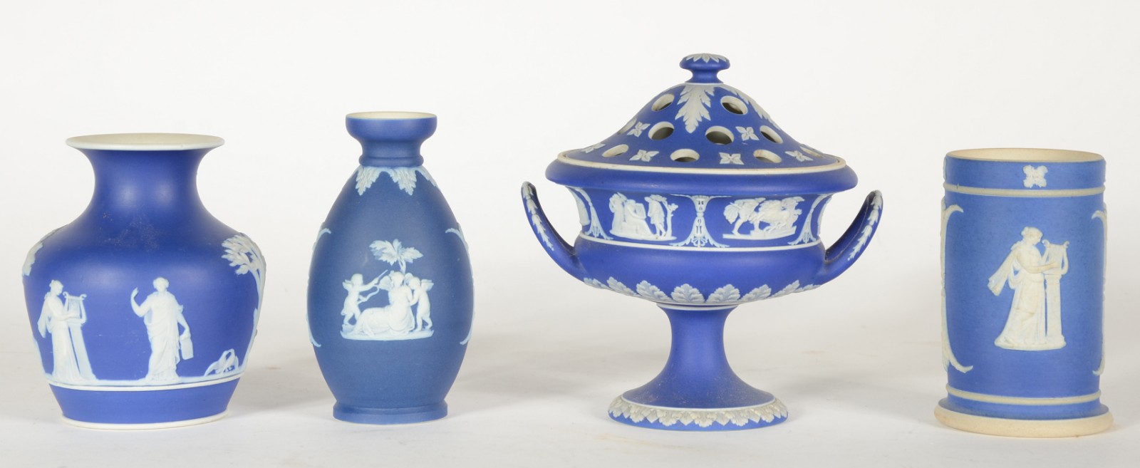 Quatro peças diversas de porcelana inglesa wedgwood azul e branca... - foto 1 de 6