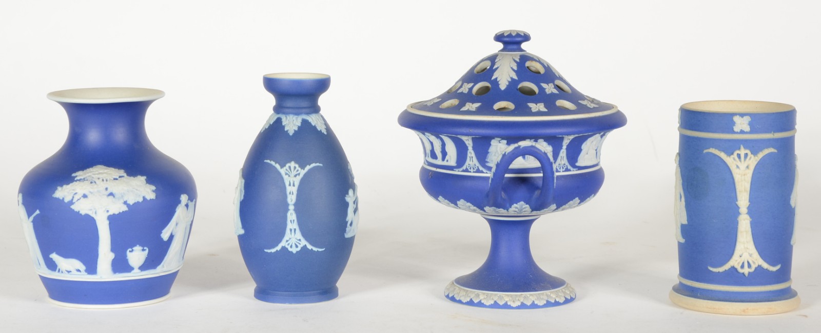 Quatro peças diversas de porcelana inglesa wedgwood azul e branca... - foto 3 de 6
