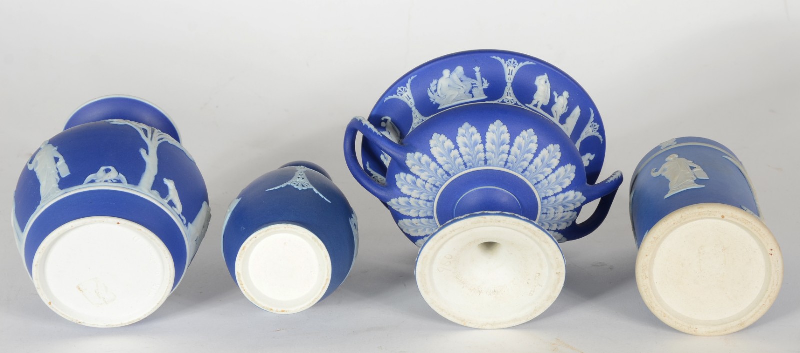 Quatro peças diversas de porcelana inglesa wedgwood azul e branca... - foto 4 de 6