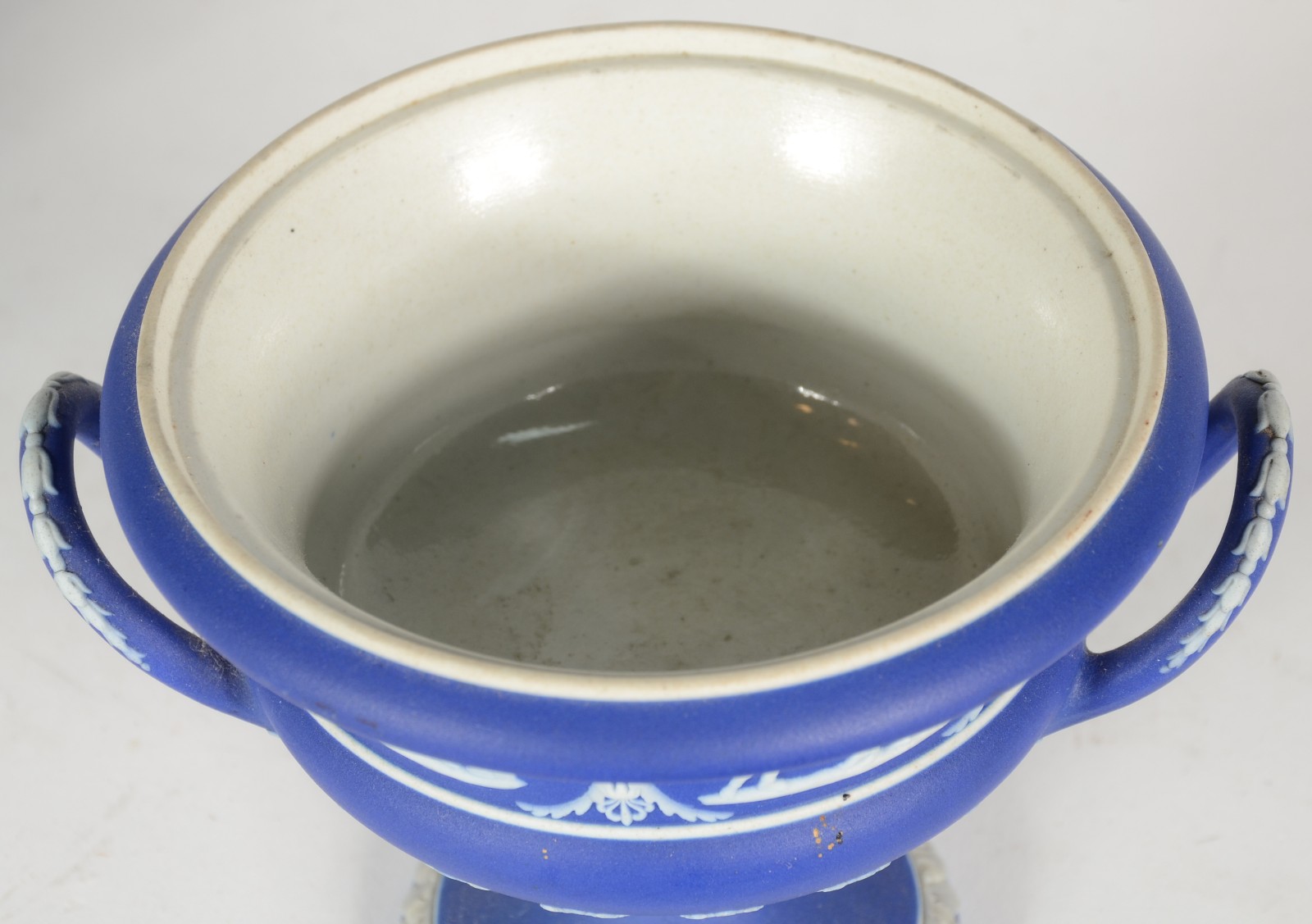 Quatro peças diversas de porcelana inglesa wedgwood azul e branca... - foto 5 de 6