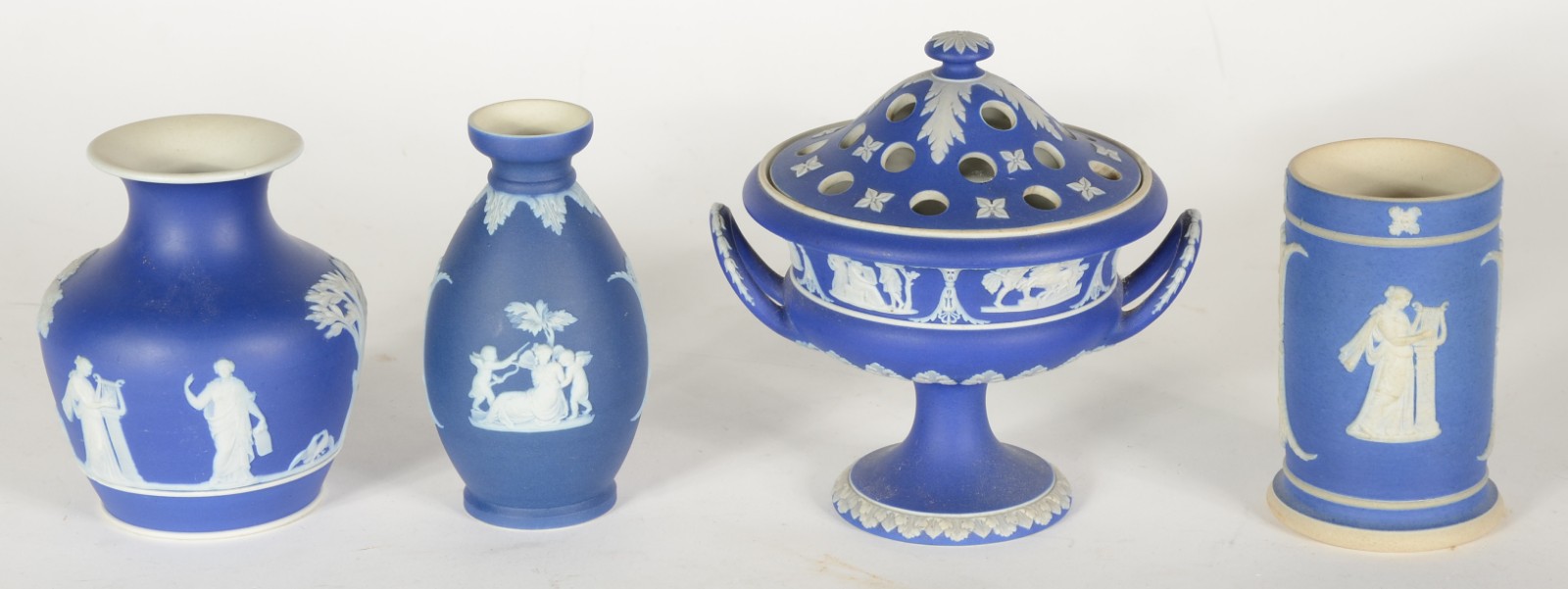 Quatro peças diversas de porcelana inglesa wedgwood azul e branca... - foto 2 de 6
